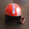 Capacete tipo astronauta de cor vermelha